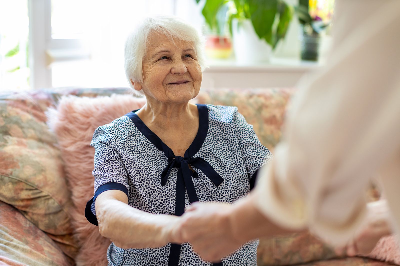 Cinco consejos para garantizar el bienestar de las personas con alzhéimer en verano