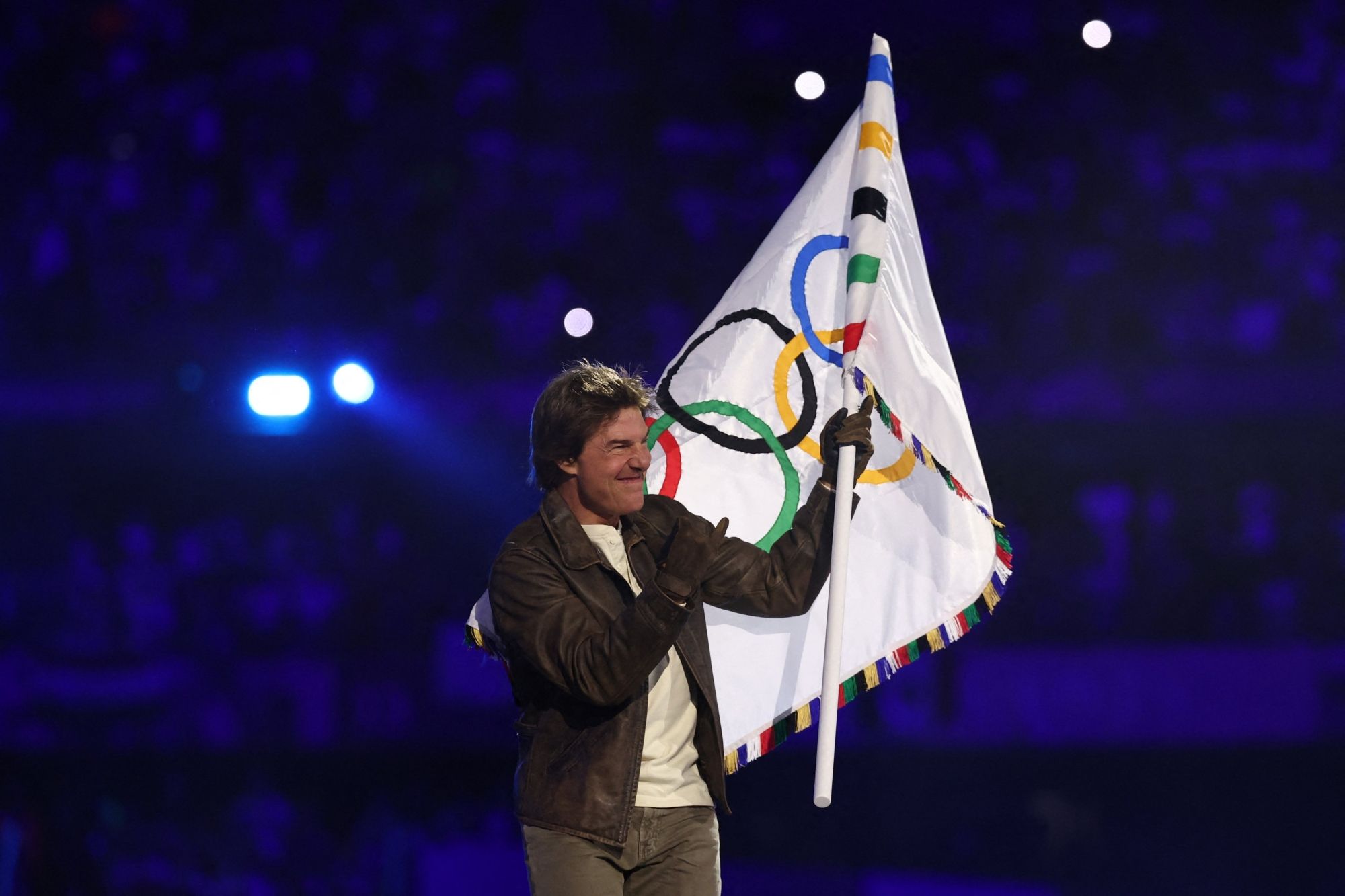 Tom Cruise arrasa en la clausura de los Juegos Olímpicos: así fue su salto sin paracaídas