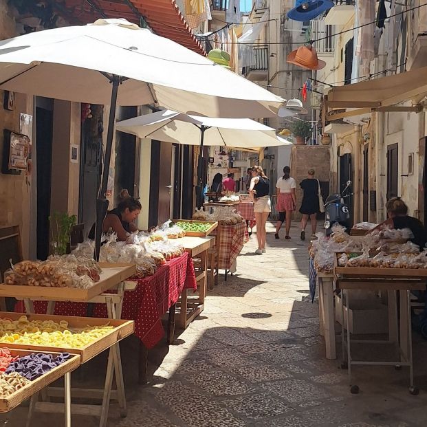 La ciudad en Italia donde las abuelas preparan pasta fresca en la calle