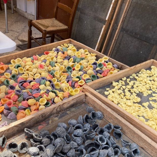 La ciudad en Italia donde las abuelas preparan pasta fresca en la calle