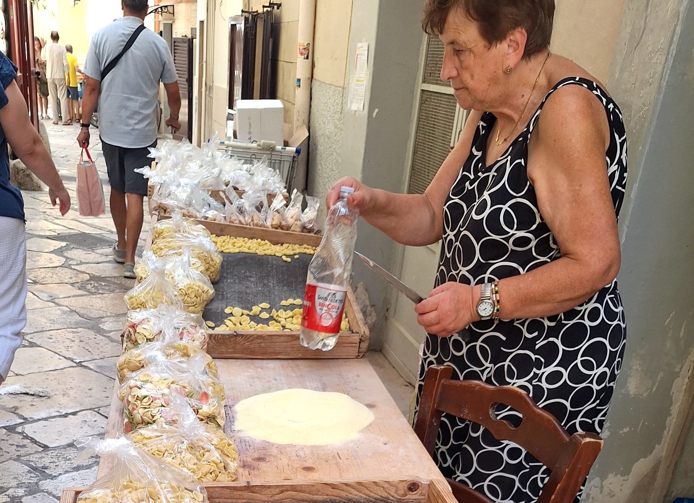 La ciudad en Italia donde las abuelas preparan pasta fresca en la calle