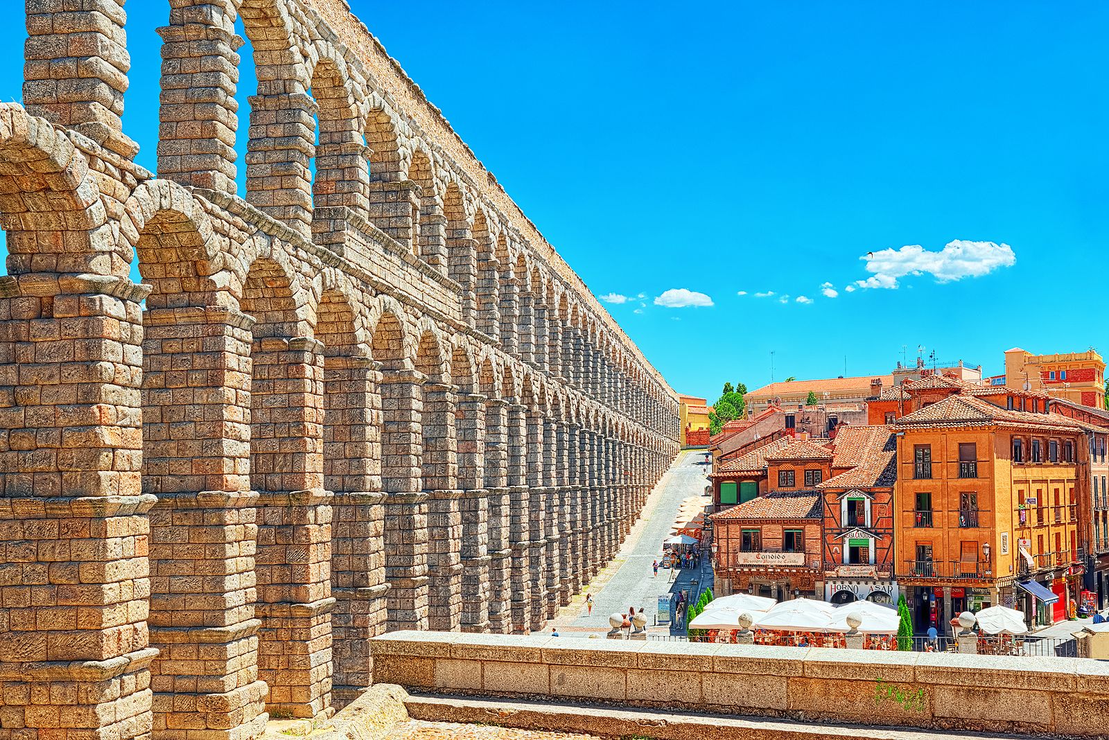 Descubre Segovia 'Con Ojos de Poeta' en el tren de Antonio Machado (Bigstock)