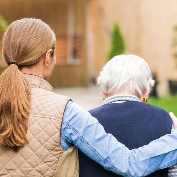 Un 38% de españoles cree que ha empeorado la relación con sus hermanos a raíz del cuidado de mayores (Bigstock)