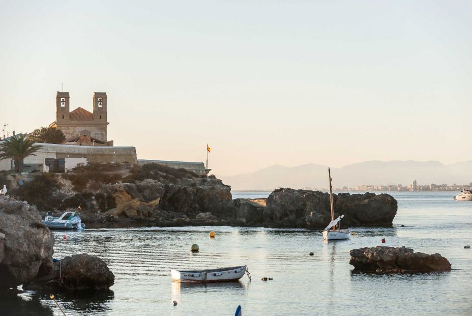 Así es Tabarca,  la isla habitada más pequeña de España. Comunitat Valenciana. Puerto de Tabarca.