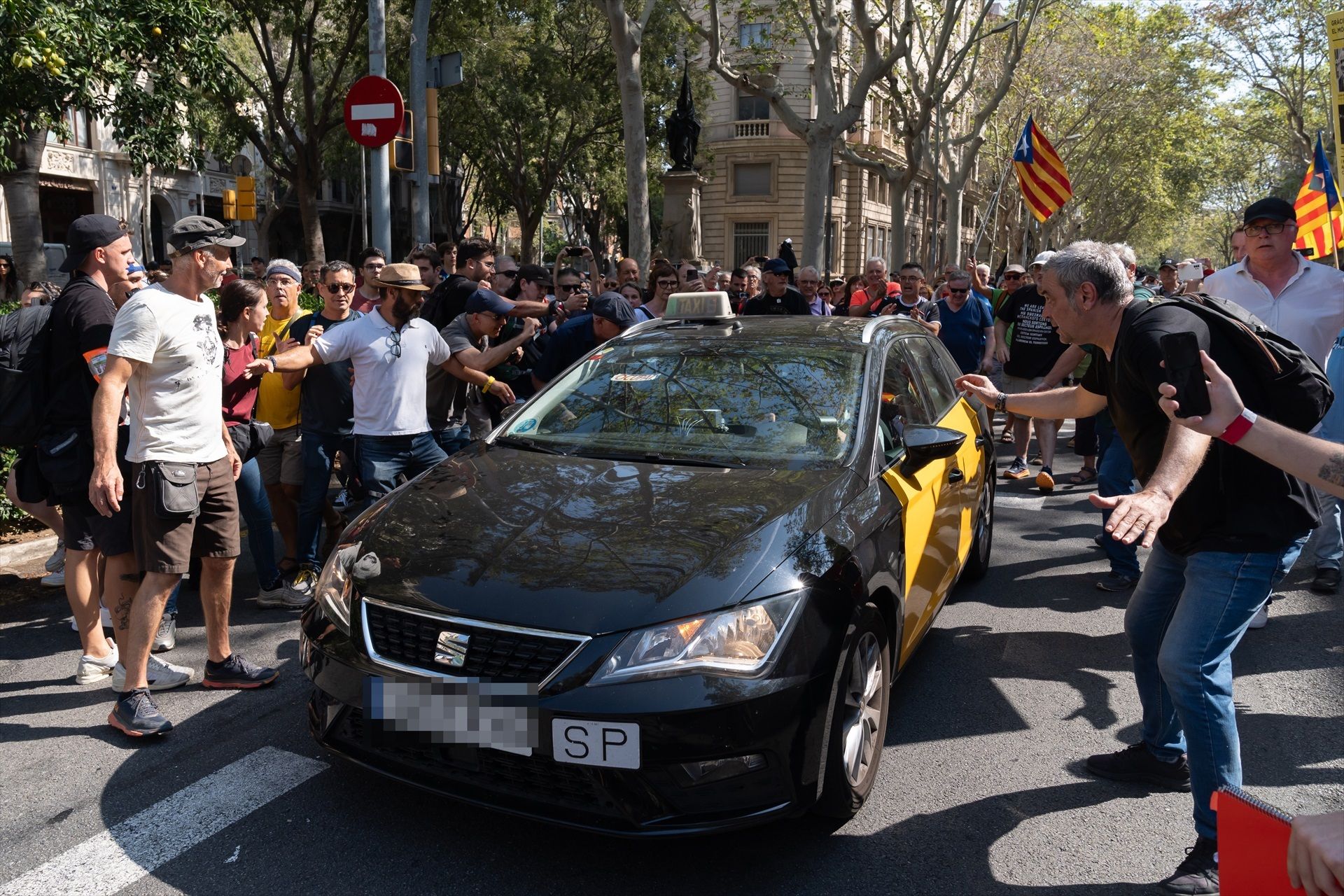 EuropaPress 6145726 taxi cogido abogado expresidente carles puigdemont gonzalo boye