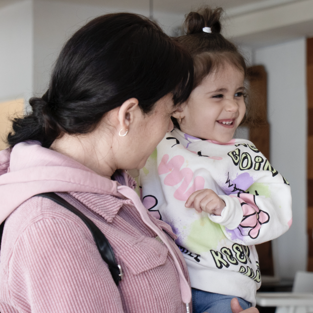 Una mujer y su hija en uno de los centros de acogida de CEAR (Comisión Española de Ayuda al Refugiado) donde reconstruyen su vida tras huir de la invasión rusa de Ucrania. Abril 2024 © CEAR