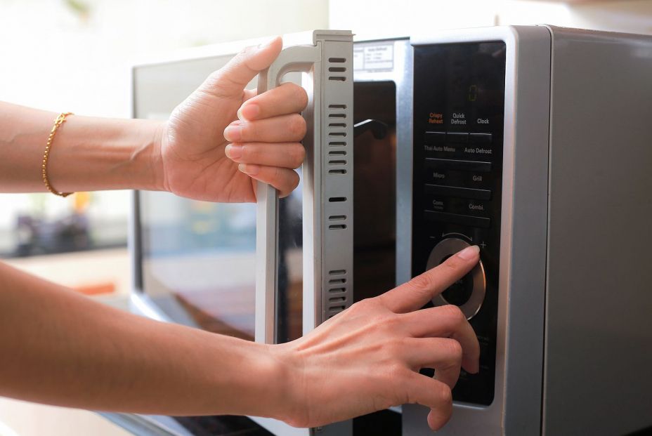 ¿Es realmente seguro calentar nuestra comida en el microondas?