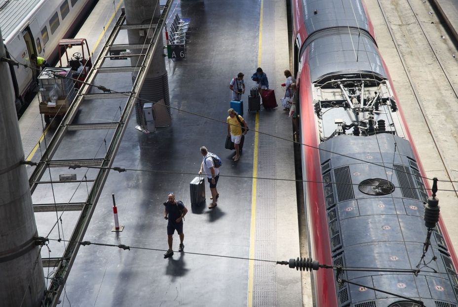 EuropaPress 6162213 varias personas estacion trenes puerta atocha almudena grandes 18 agosto (1)