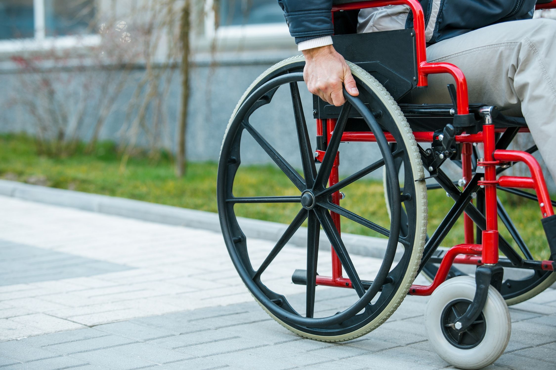 Un hombre mayor de Aljaraque (Huelva) arregla un bordillo para poder pasar con su silla de ruedas (Bigstock)