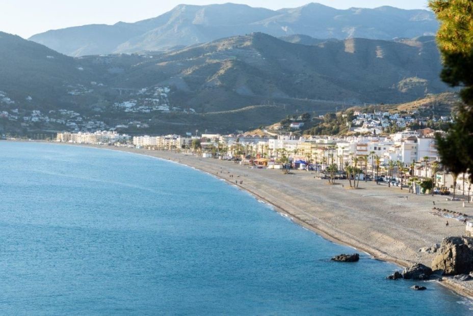 Actividades gratuitas para personas mayores en Granada (Playa de la Herradura)