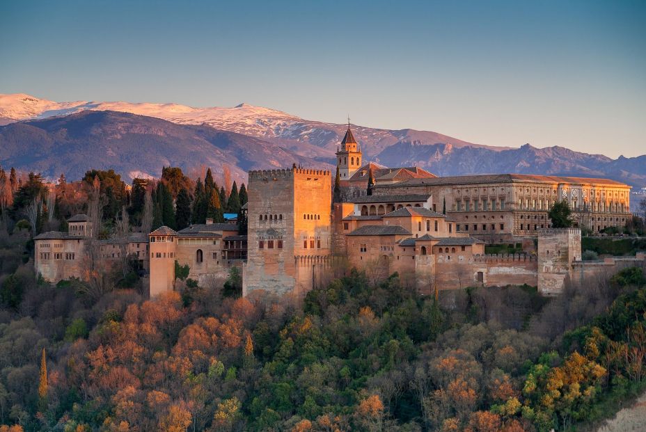 Actividades gratuitas para personas mayores en Granada (Bigstock)