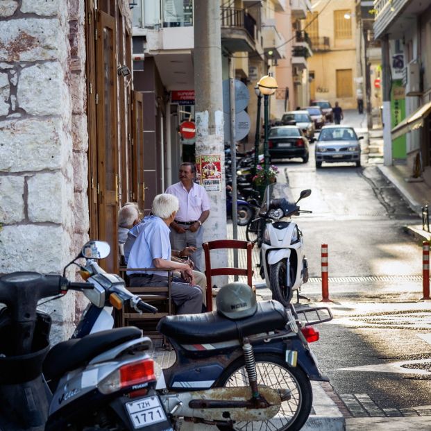 Las “charlas al fresco” podrían ser consideradas Patrimonio Cultural Inmaterial de la Humanidad (Bigstock)