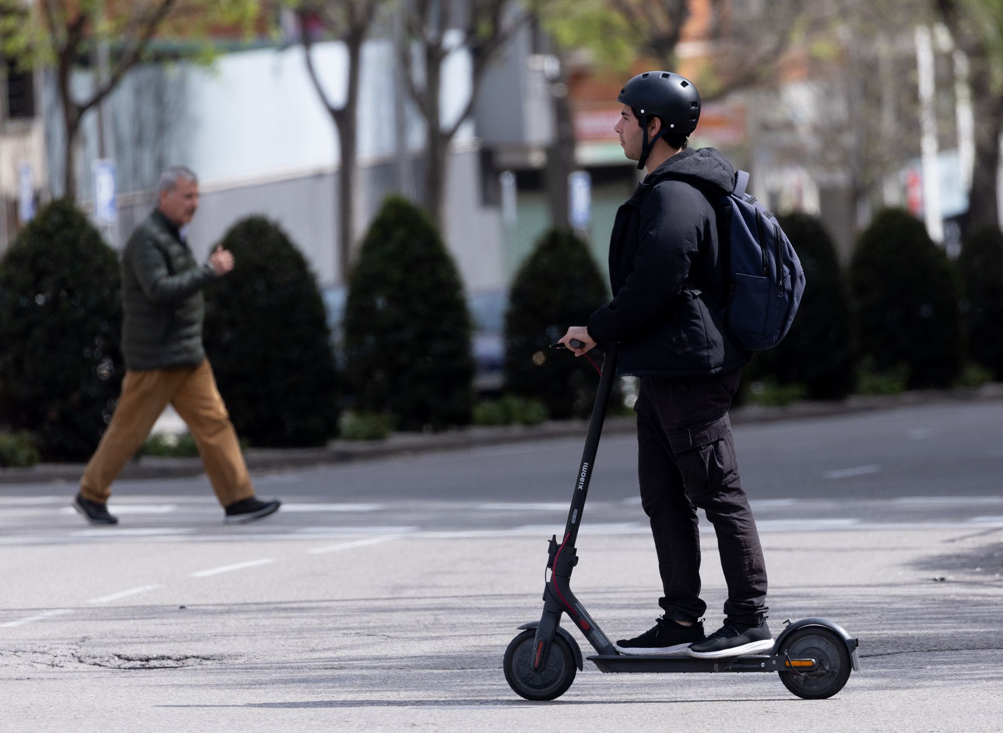 La norma de la DGT que la mayoría de conductores de patinetes y bicicletas ignoran. EuropaPress