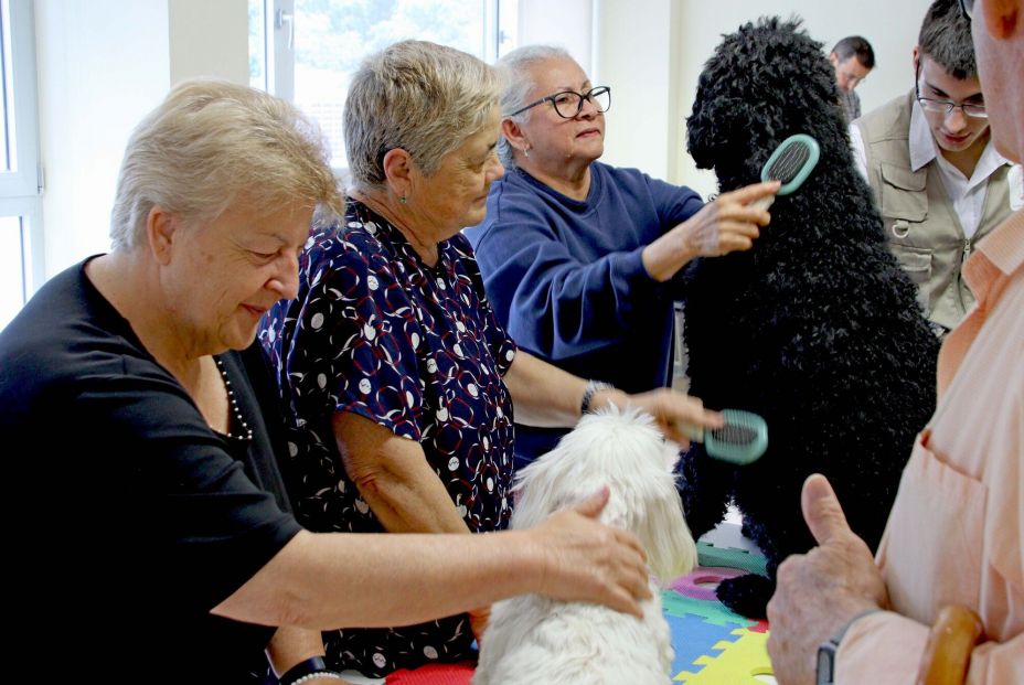 El Hospital Universitario de Torrejón reactiva la terapia con animales para mayores con depresión