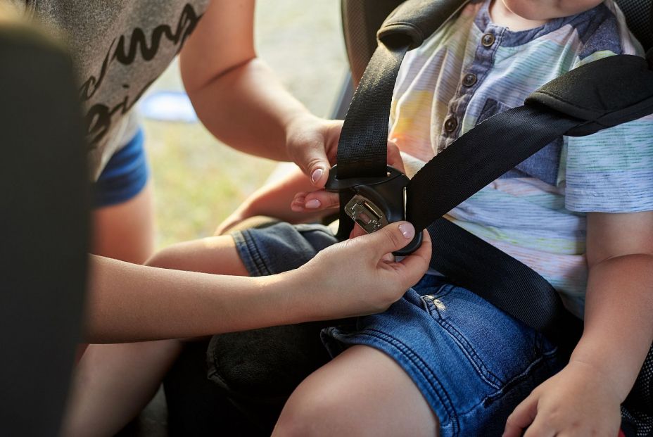 bigstock Mom Fixes Seat Belts In A Car  375564733