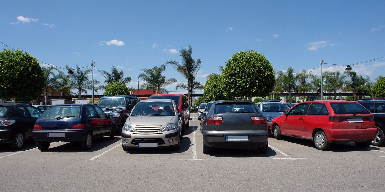 El riesgo de guardar una plaza de aparcamiento: multas, confrontaciones y más (Big Stock)