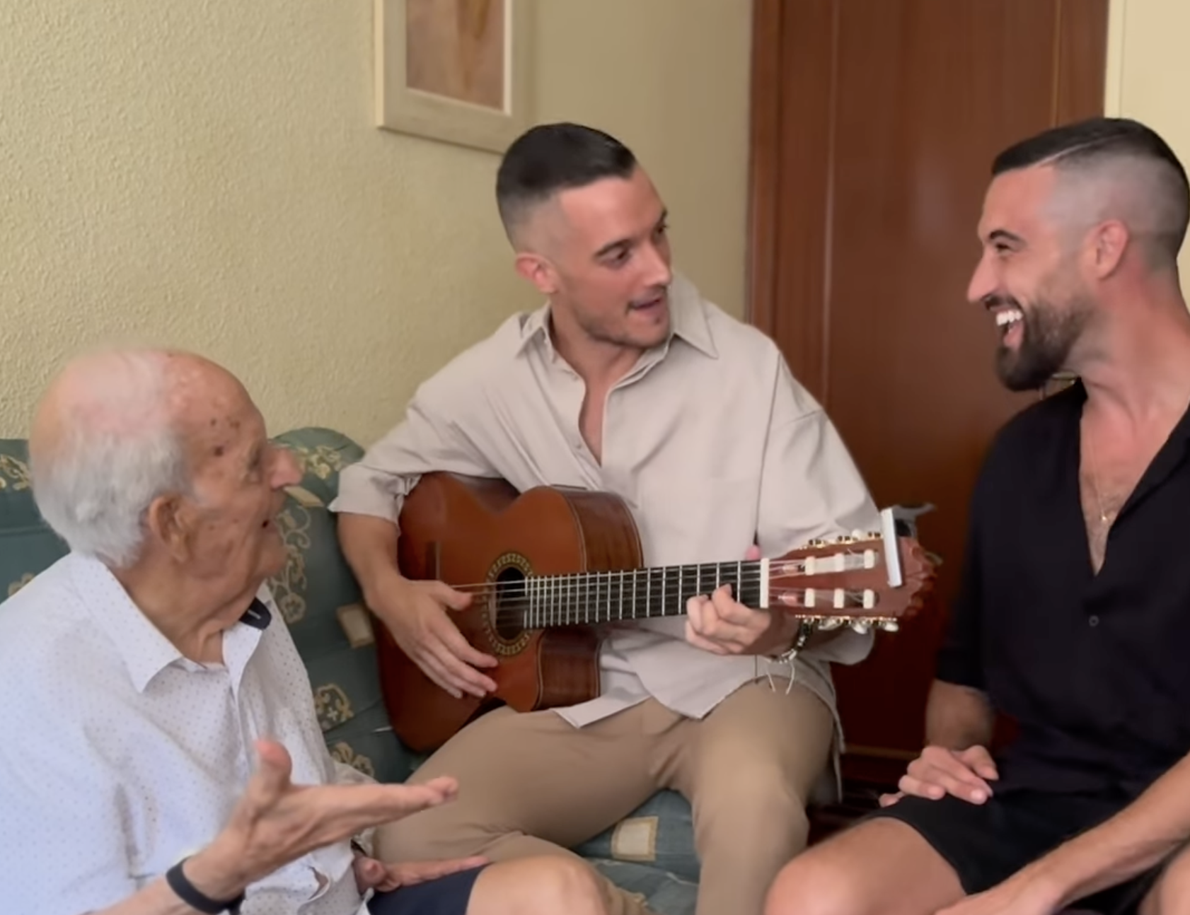 Dos cantantes y su abuelo se vuelven virales tras este emotivo vídeo