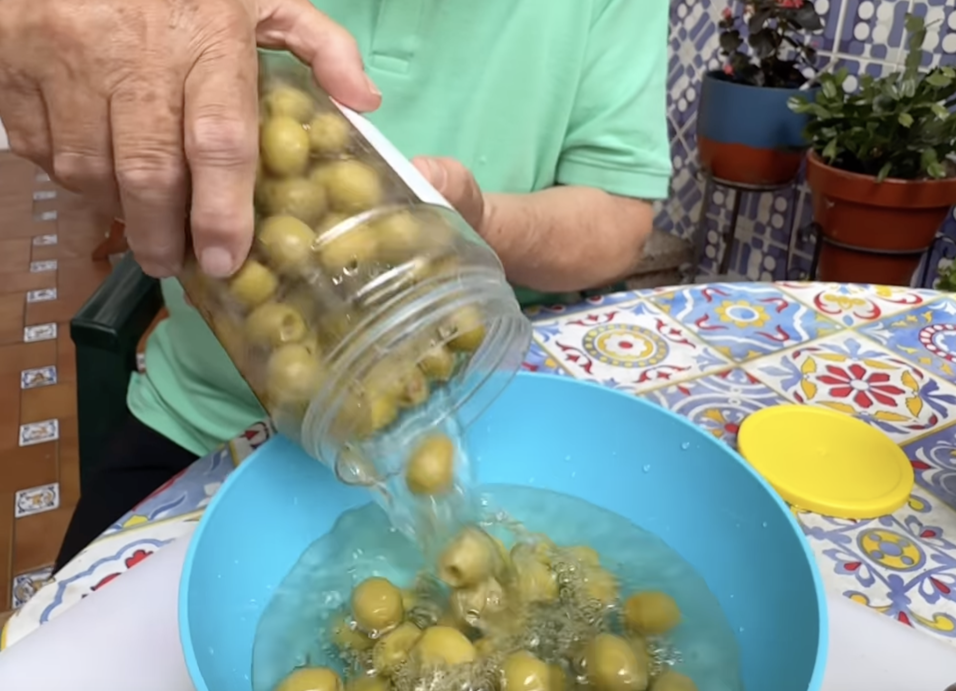 VÍDEO: Revela la receta de su abuelo para aliñar las aceitunas y se vuelve viral