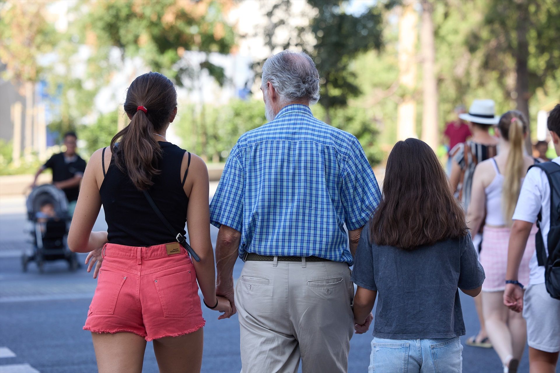 Los abuelos vuelven un año más al cole: "Ayudamos encantados, pero faltan medidas de conciliación"