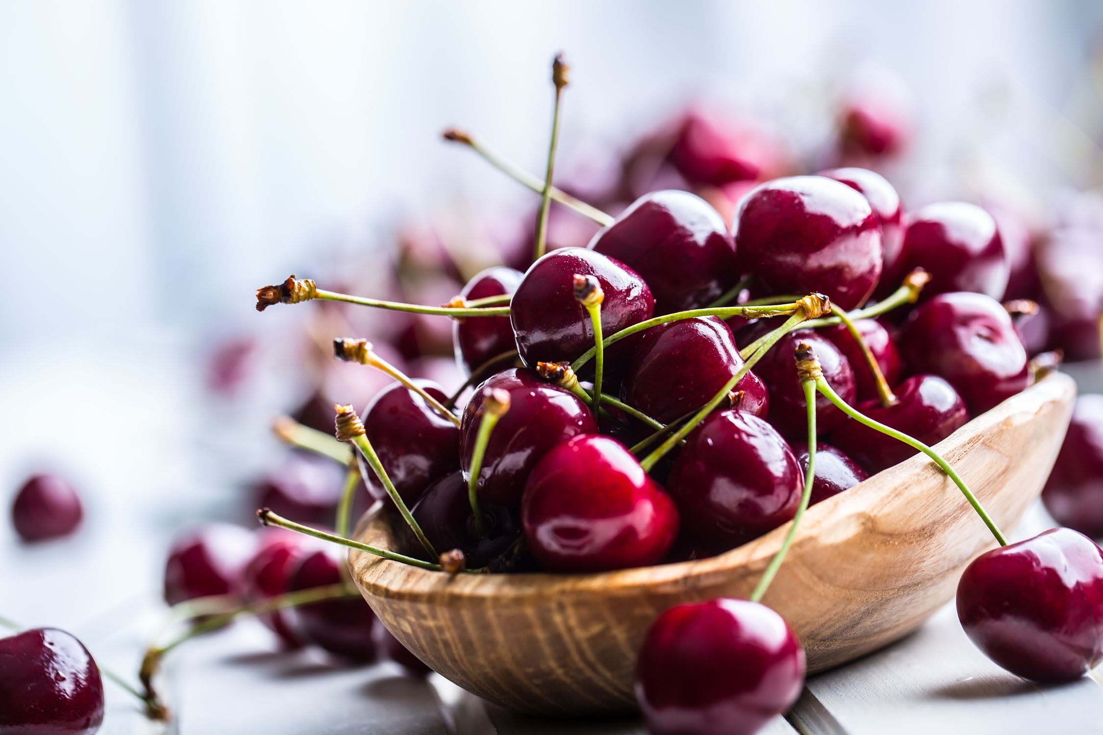 El truco definitivo para deshuesar las cerezas de forma rápida y sin mancharte (Bigstock)