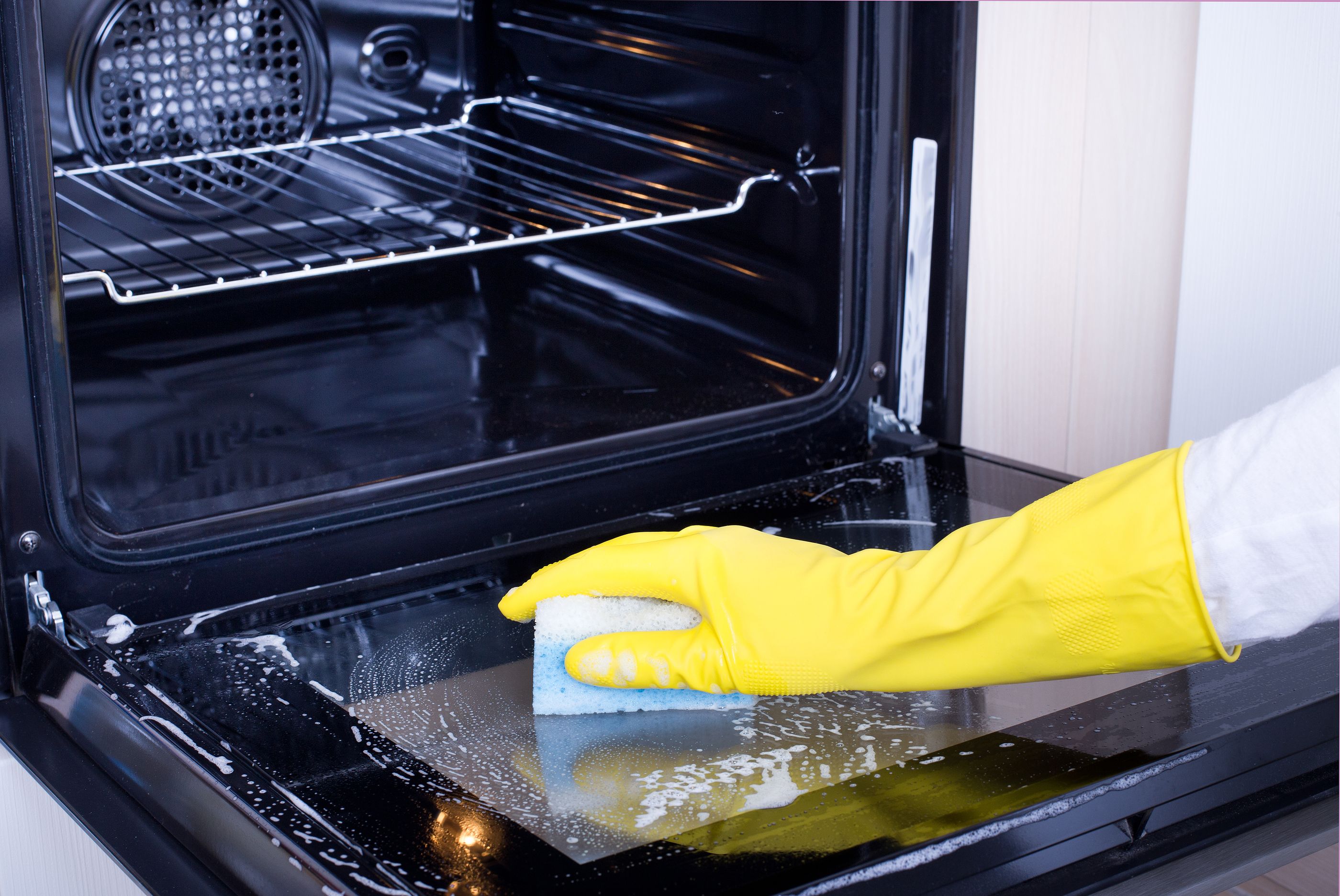 El truco de los expertos para limpiar el horno y eliminar toda la grasa sin frotar