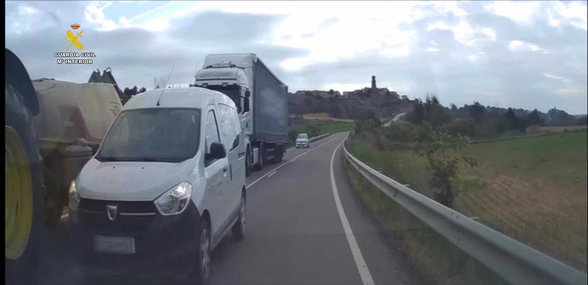 Esto es lo que hacen mal los conductores al adelantar en carretera: según un estudio