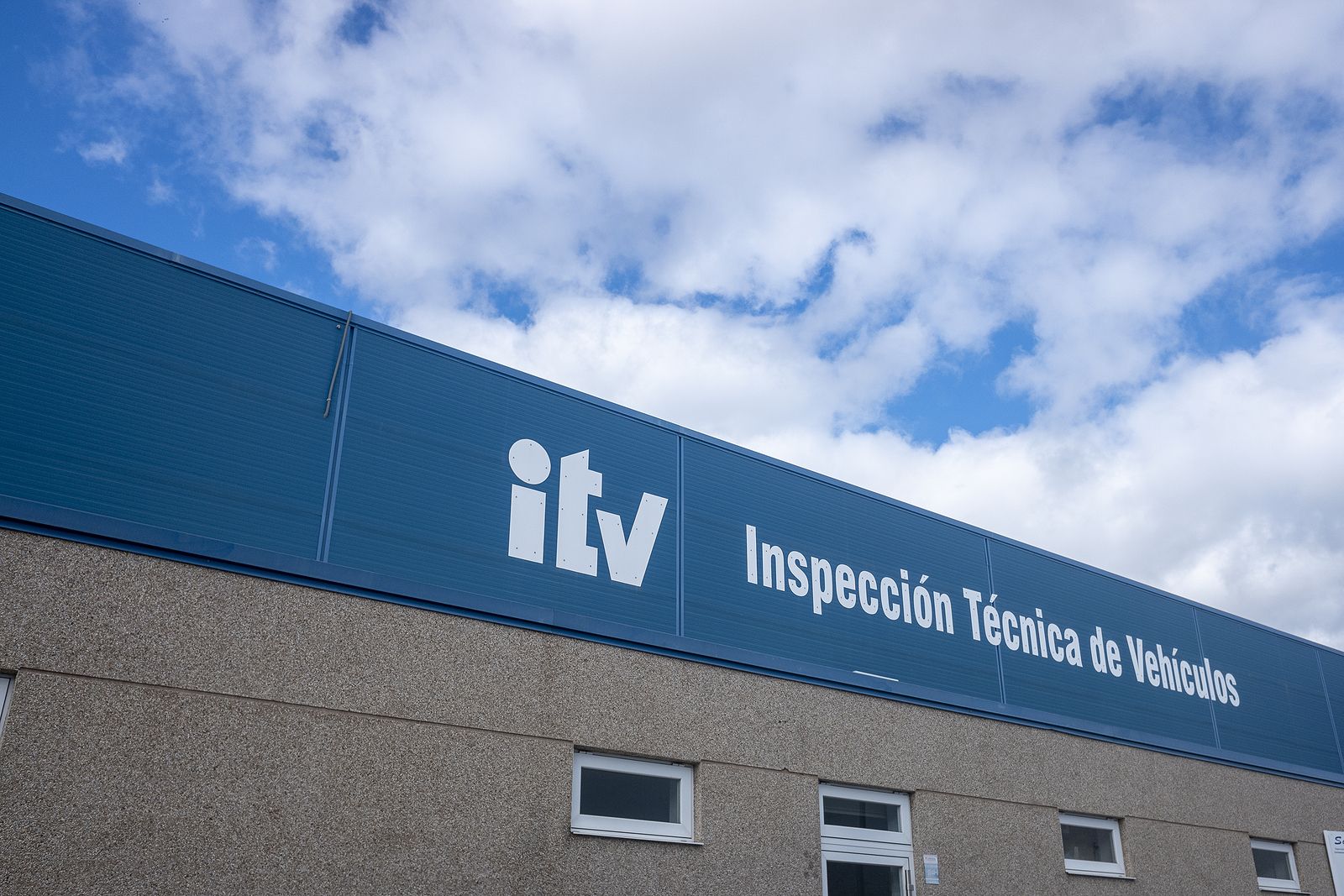 Esta es la multa que recibirás si circulas con la ITV negativa