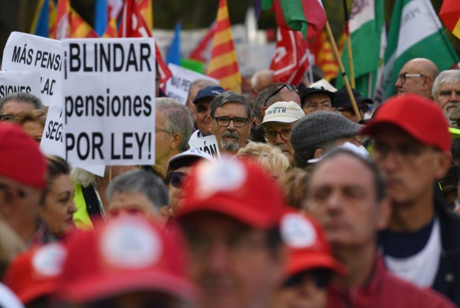 EuropaPress 5539694 decenas personas portan carteles banderas concentracion pensionistas atocha (1)