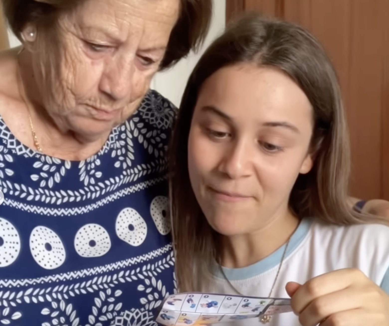 VÍDEO: El emotivo gesto de una abuela con su nieta que acaba de recuperarse de anorexia