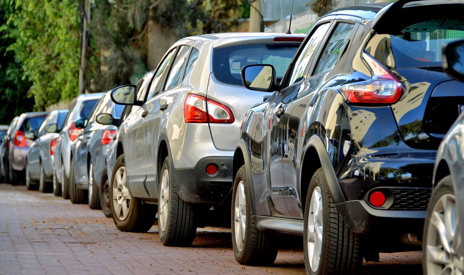 ¿Está permitido aparcar el coche en sentido contrario? La DGT lo aclara