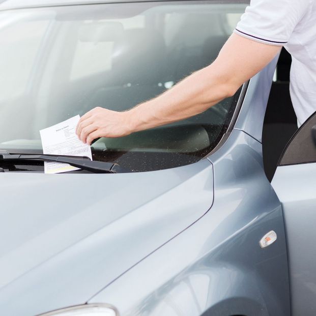 La DGT aclara las dudas sobre aparcar el coche en sentido contrario: ¿está permitido?