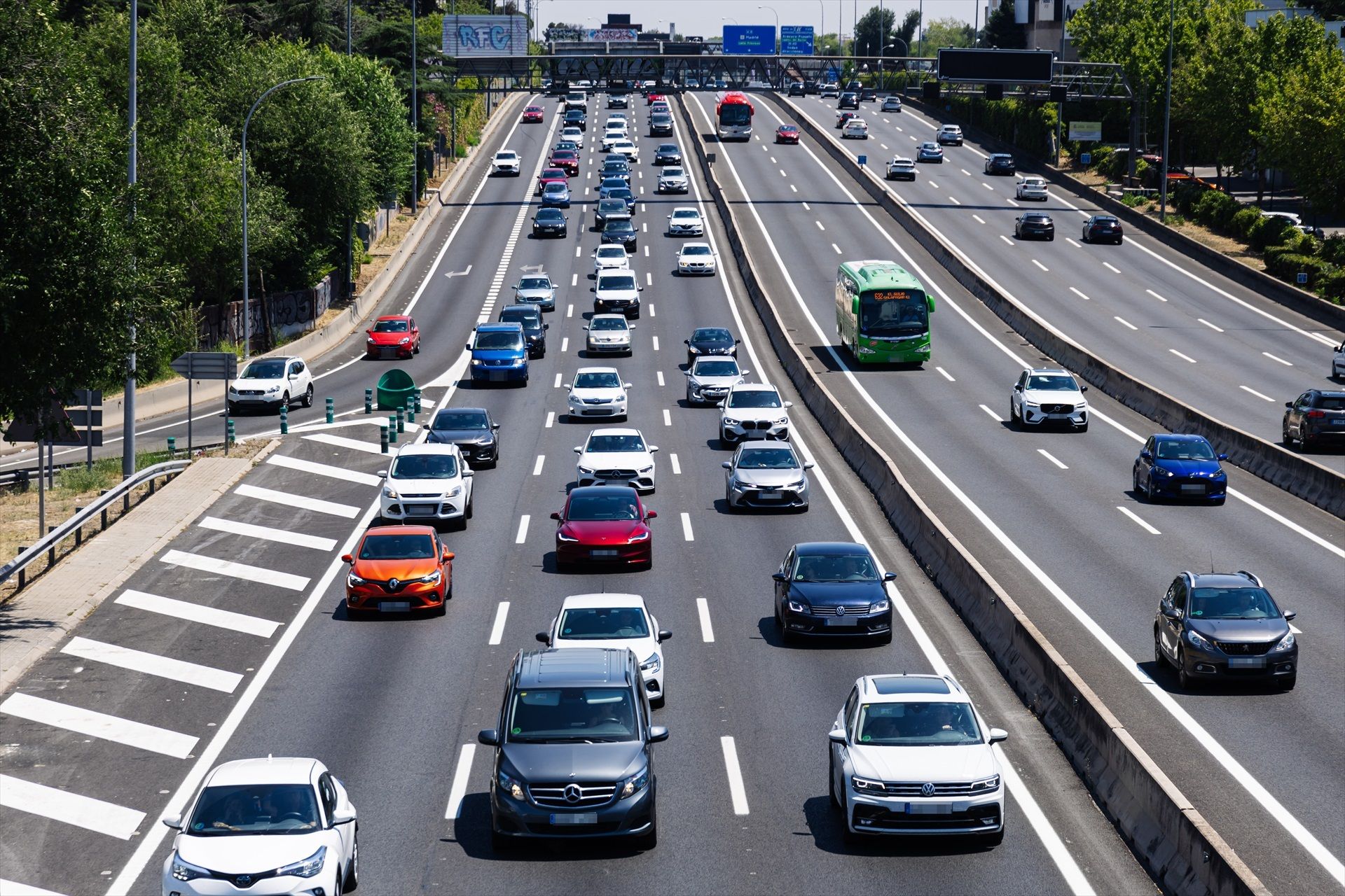 La DGT alerta del colapso en las grandes ciudades y pide "meter a dos personas en cada vehículo"