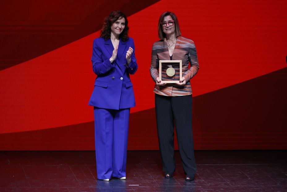 EuropaPress 6248942 presidenta comunidad madrid isabel diaz ayuso entrega premio fotografia