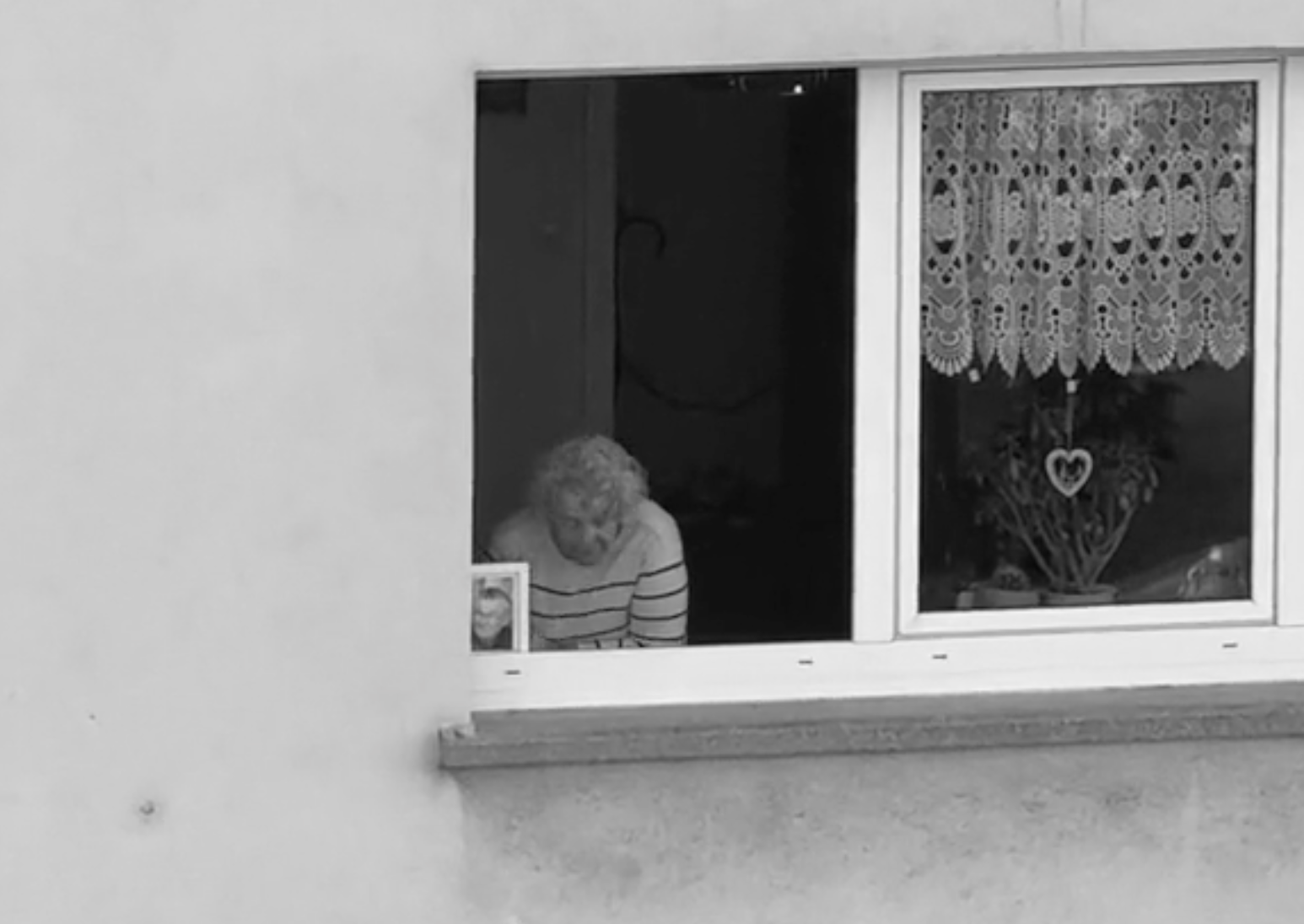 VÍDEO: Una mujer habla en la ventana con un retrato de su difunto marido y conmueve en redes