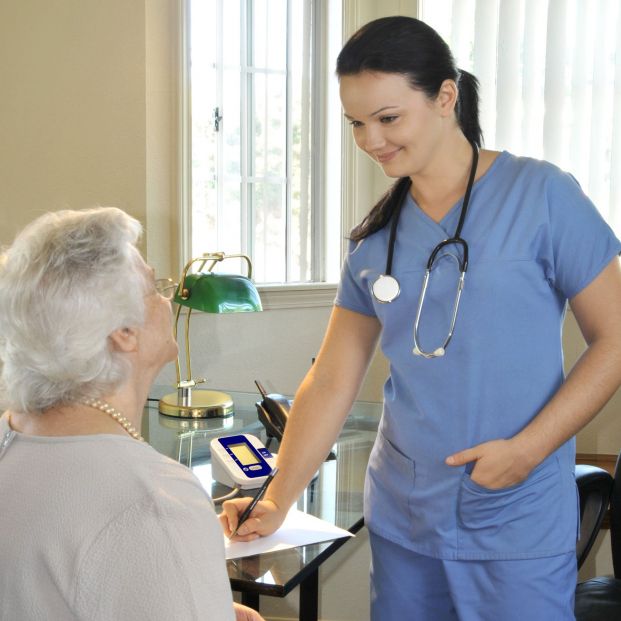 Profesional médico con paciente