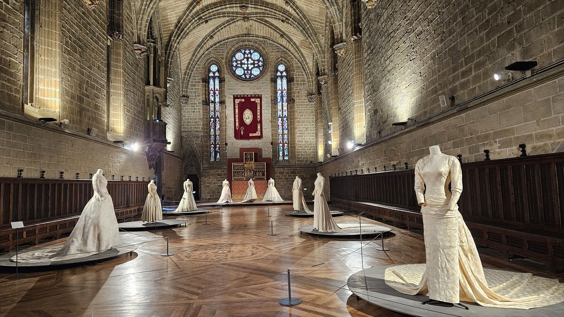 Vestidos de novia originales de Balenciaga, en la Catedral de Pamplona