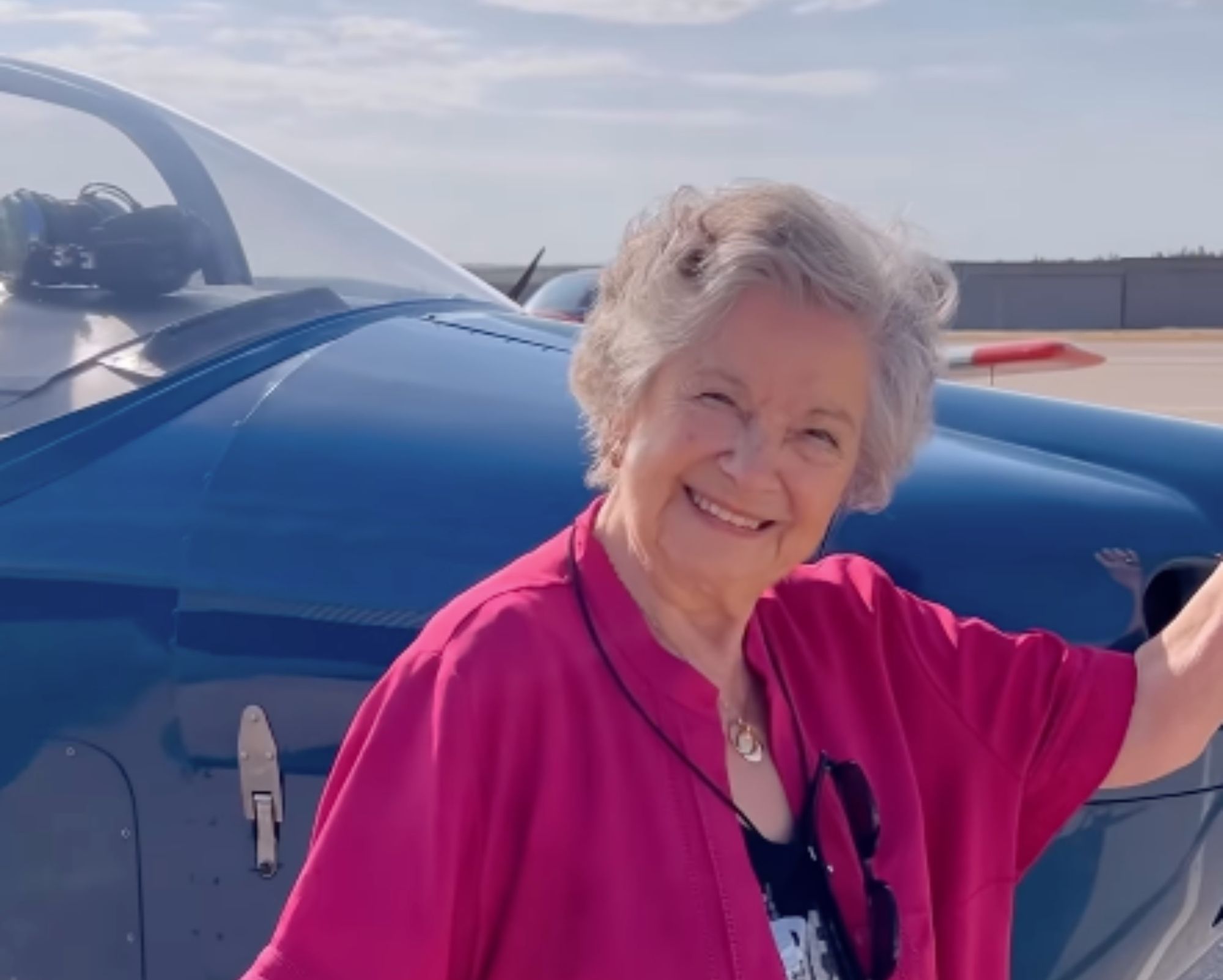 La 'abuela de dragones' cumple su sueño de sobrevolar su pueblo en avioneta (Instagram)