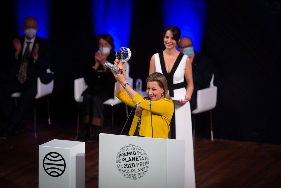 Eva García Sáenz Urturi recogiendo el Premio Planeta 2020 por 'Aquitania'