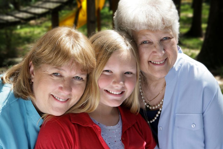 Tres generaciones (madre, hija y abuela). Fuente: Bigstock