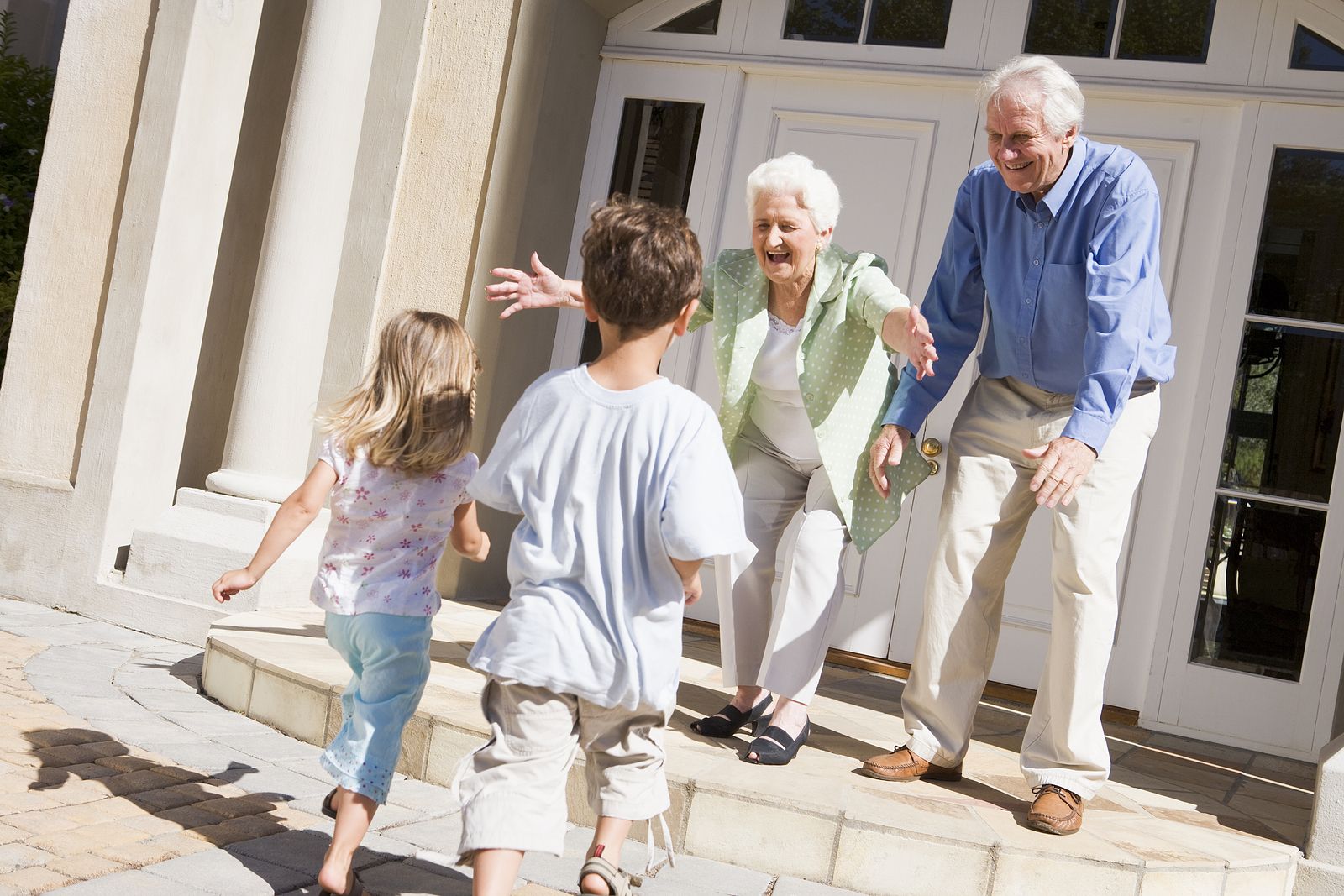 Abuelos con nietos. Fuente: Bigstock