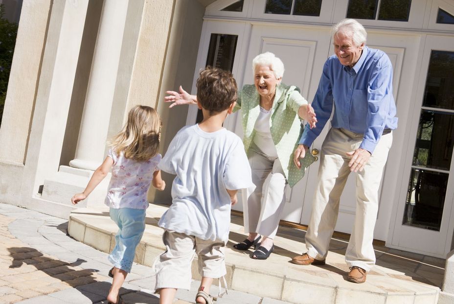 Abuelos con nietos. Fuente: Bigstock