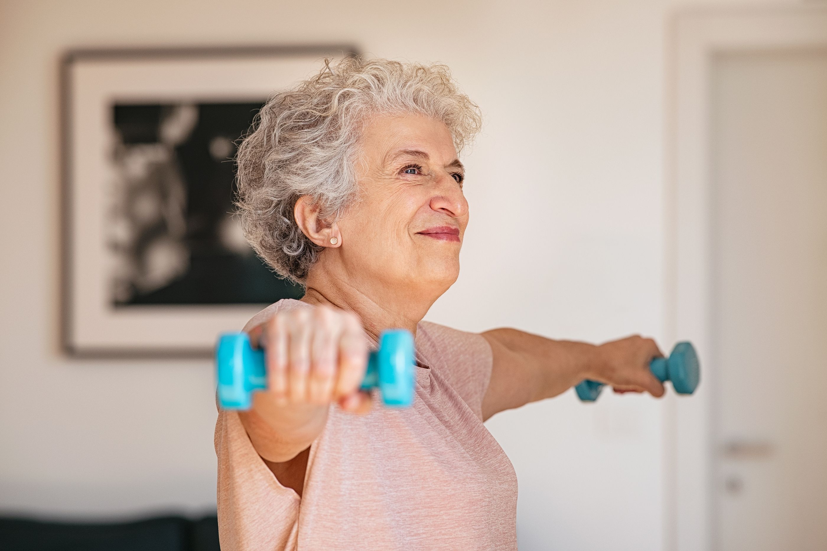 Un estudio relaciona la fuerza muscular y la salud mental en personas mayores (Bigstock)