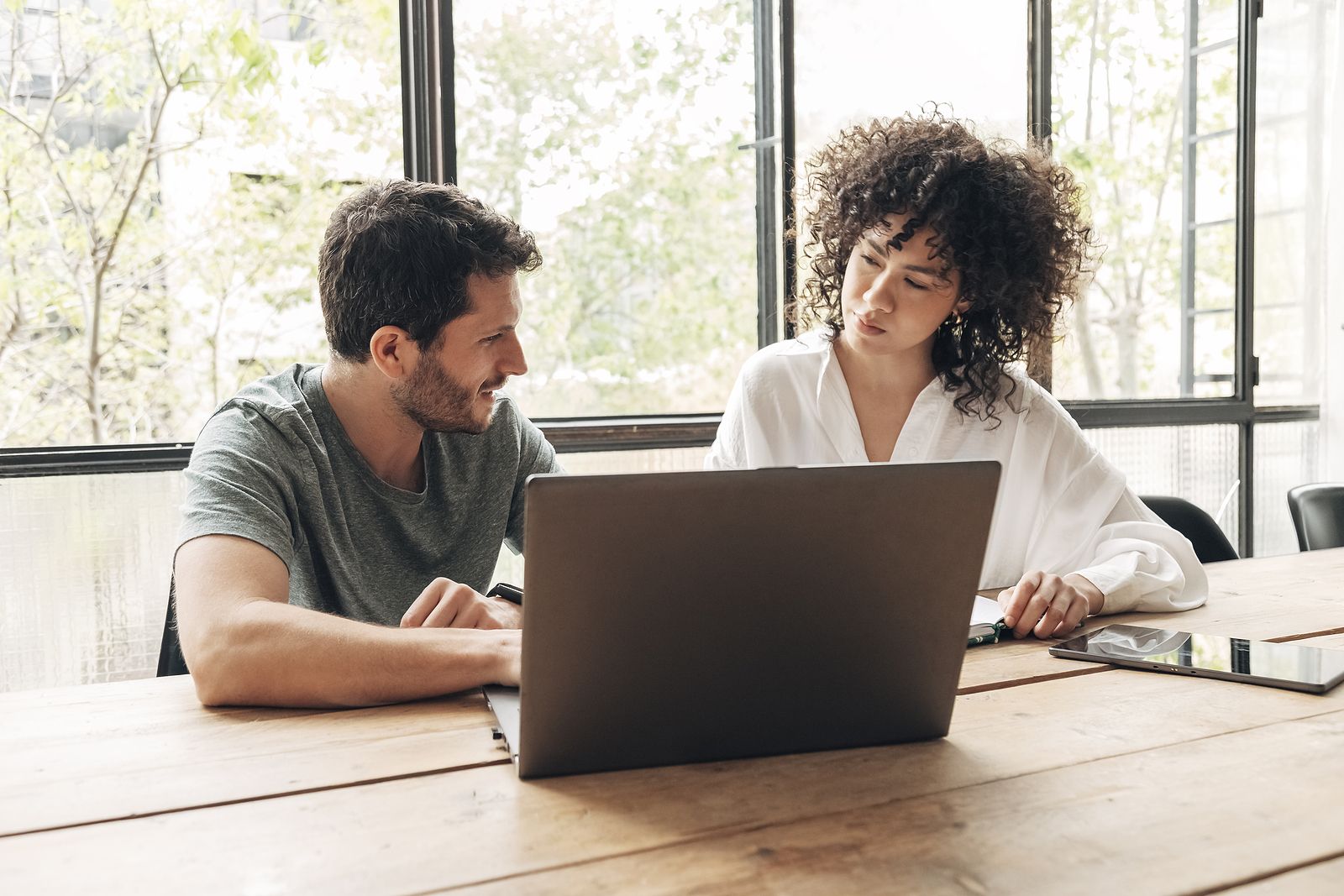 Ni los millennial se salvan del edadismo laboral: empresas tecnológicas ya les consideran 'viejos'