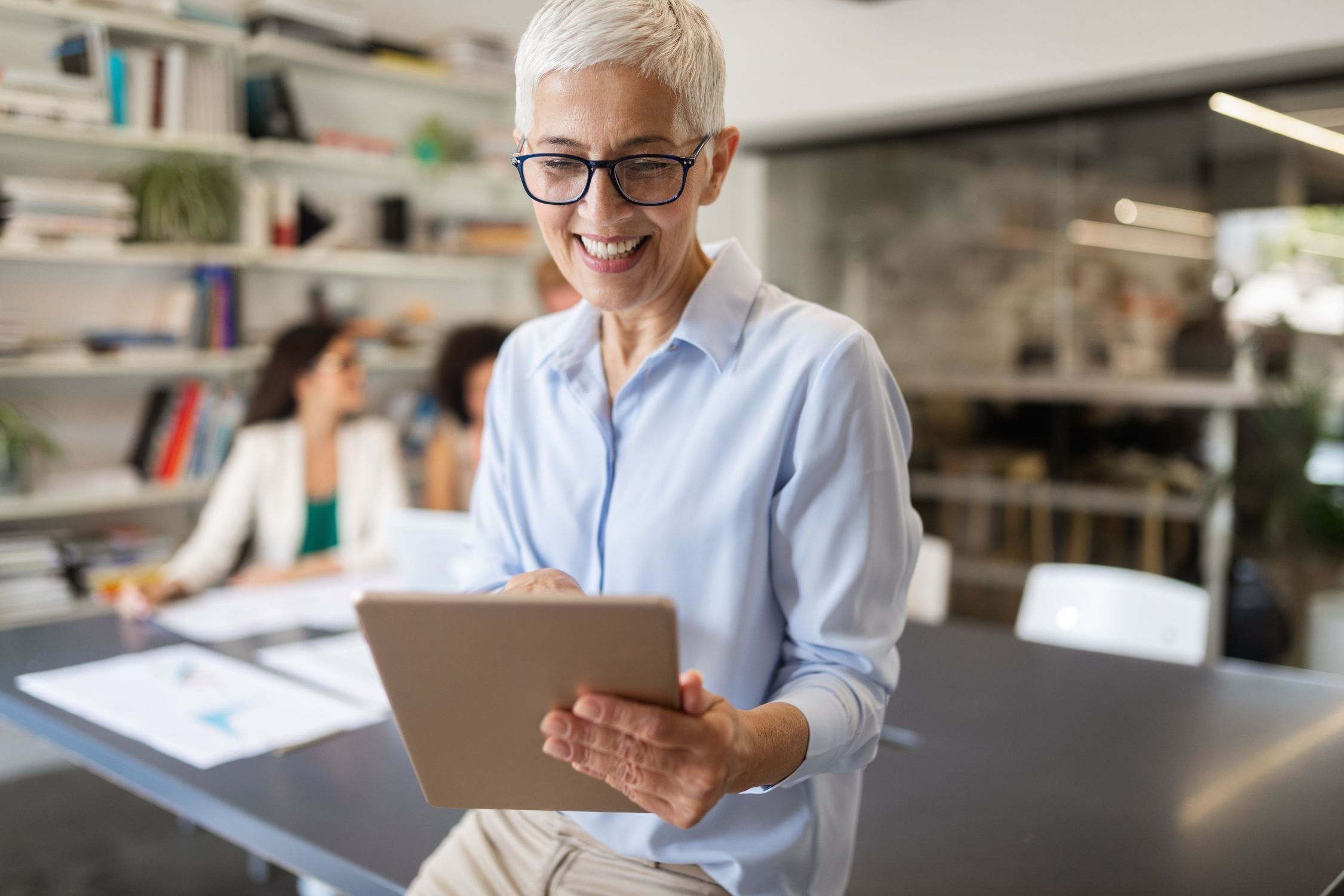 ‘Impulso Mujer + 50’, el programa murciano que fomenta el emprendimiento femenino (Bigstock)