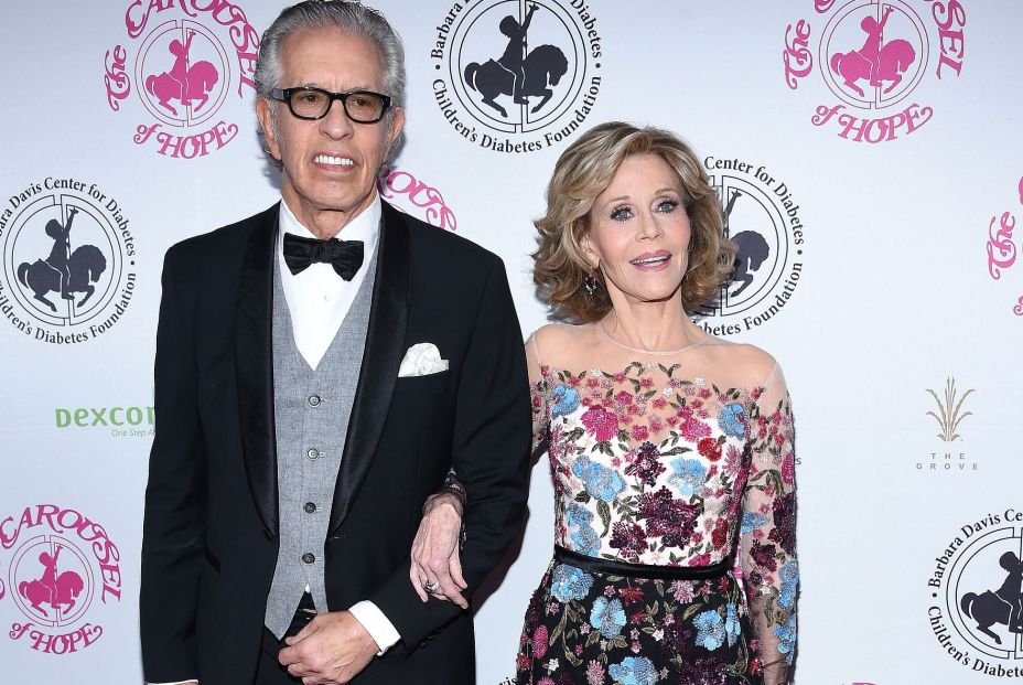 Jane Fonda y Richard Perry posando en Carousel of Hope 2016. Fuente Bigstock