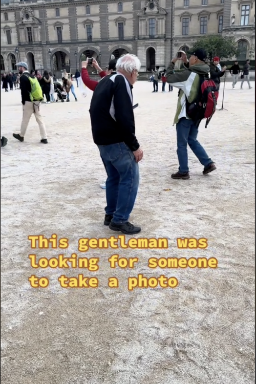 La tierna imagen de un hombre mayor buscando a alguien que le tome una foto con su esposa