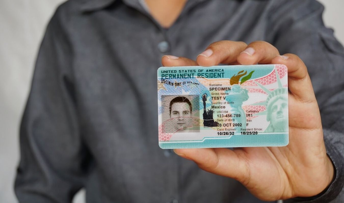 Soy mayor de 65 años: ¿cómo puedo conseguir la 'Green Card' en 2024?