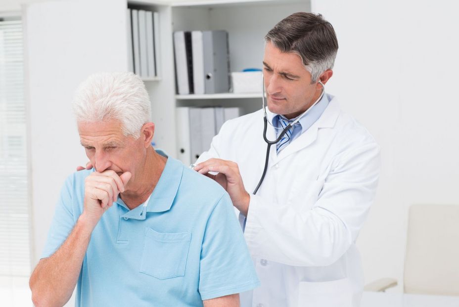 Doctor examinando a un paciente. Fuente: Bigstock