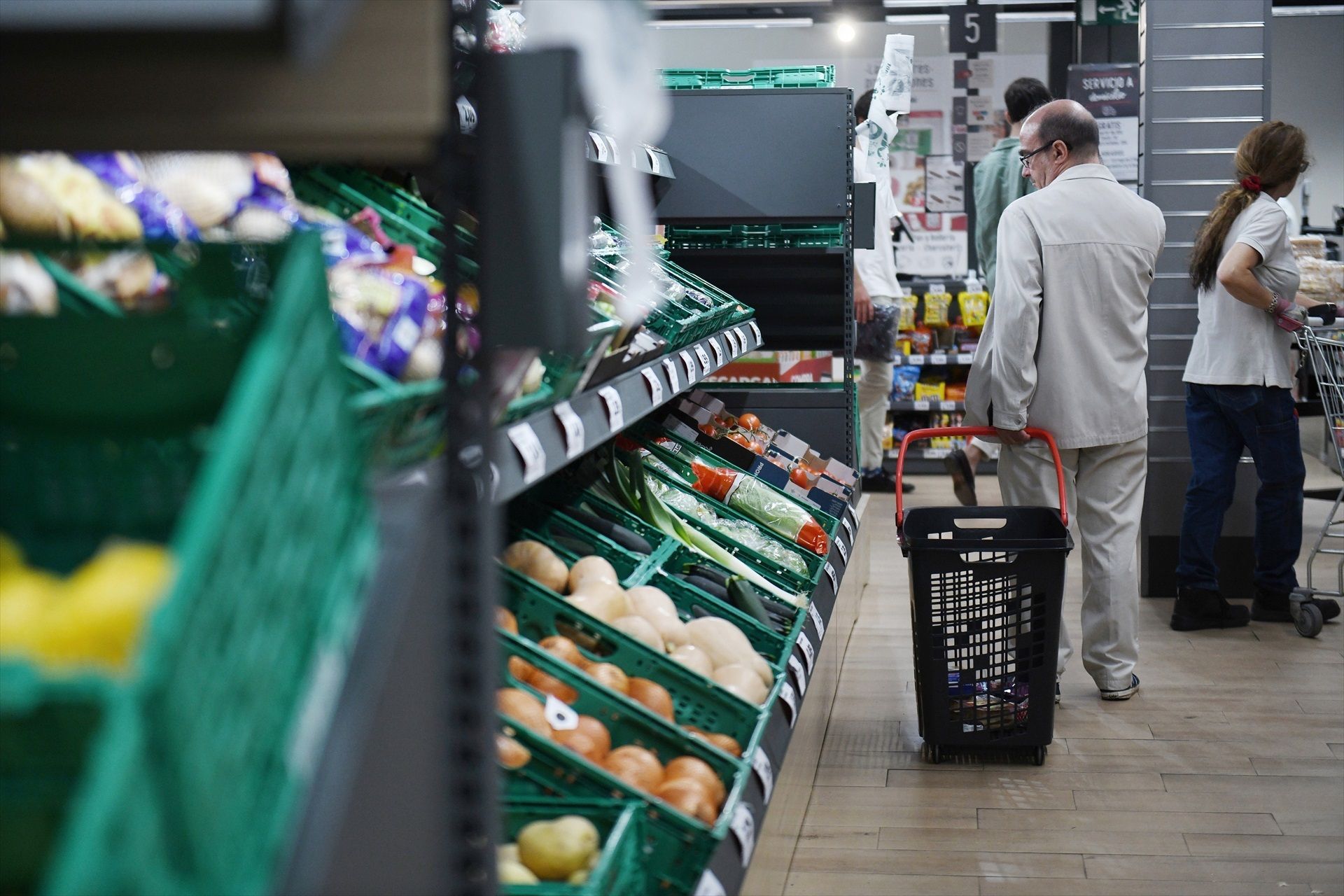 Los nueve productos que más han bajado de precio en los supermercados, según la OCU