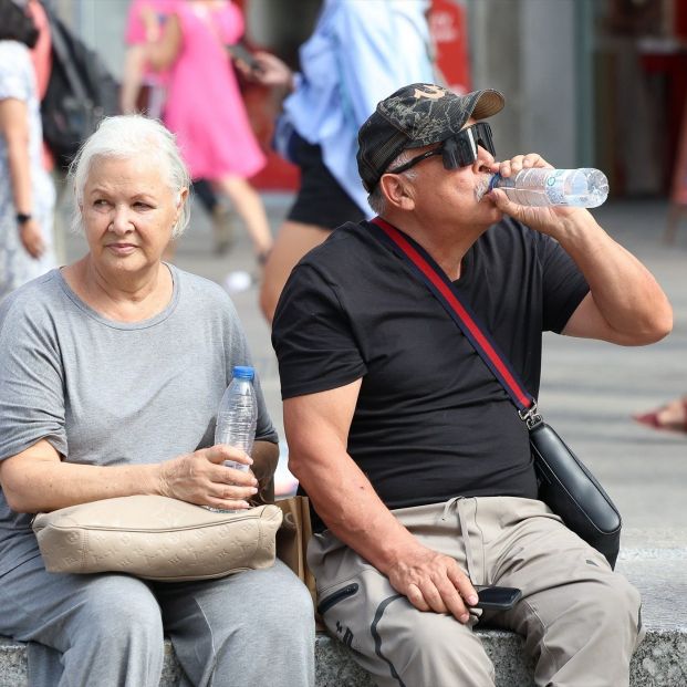 Un hombre bebiendo agua en julio de 2024, en plena ola de calor. Fuente: Europa Press